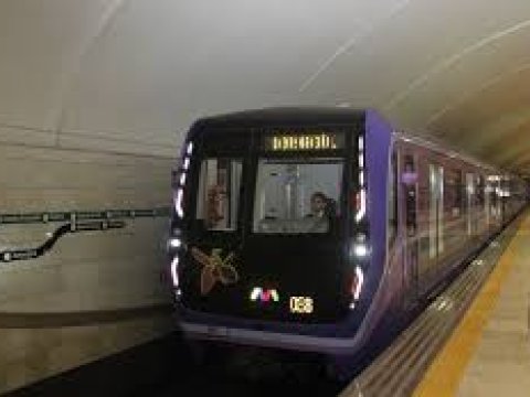 "28 May" stansiyasında hadisə - Tələbə qatar yoluna düşdü