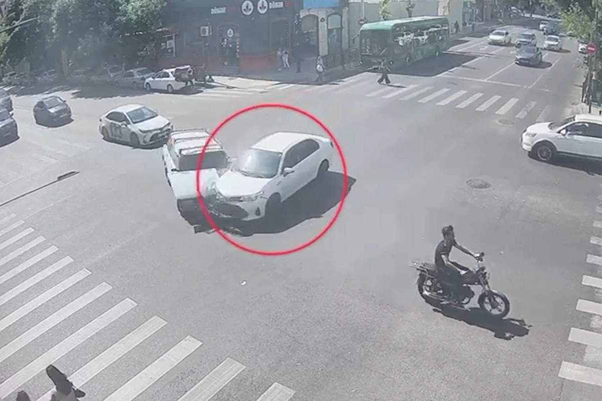 Bakıda qırmızı işıqda keçən sürücü dəhşət saçdı - ANBAAN GÖRÜNTÜLƏR