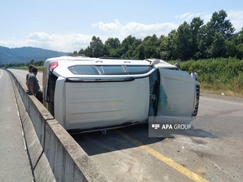 Toya gedənlər qəzaya düşdü - 5 nəfər yaralandı