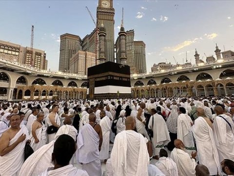 12 mindən çox iranlı zəvvar ölkəsinə dönə bilmir