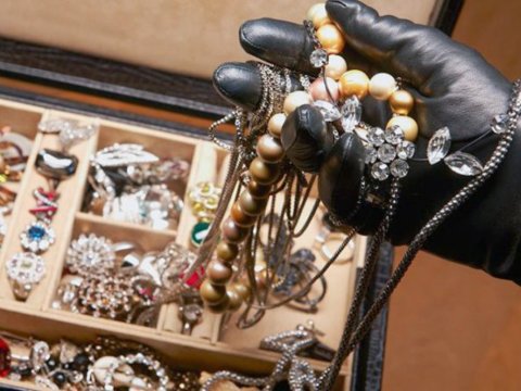 Bakıda evdən 14 min manatlıq qızıl oğurlandı