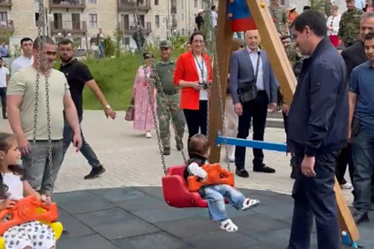 Hikmət Hacıyev Şuşanın balaca sakinləri ilə - VİDEO