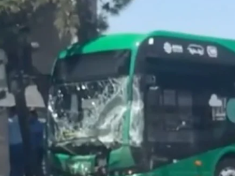 "BakuBus"la mikroavtobus toqquşdu - 1 nəfər sıxılmış vəziyyətdə qaldı