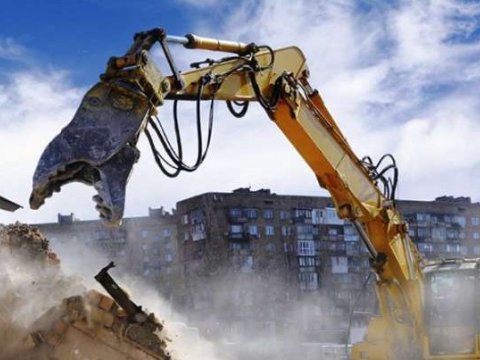 Ev dağıdan ekskavator sürücüsü&nbsp;azadlığa buraxıldı