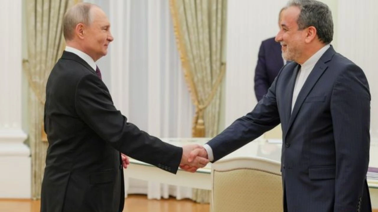 Arakçi Xameneinin məktubunu Putinə verdi