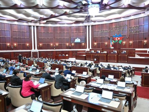Parlamentin iclası başladı - Deputatlar 12 məsələni müzakirə edir