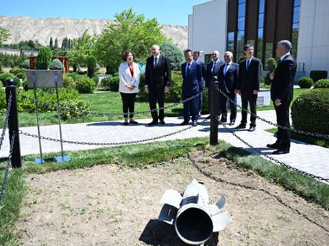 Prezident Mingəçevirdə İES-ə atılan raketin düşdüyü ərazidə&nbsp;- FOTOLAR