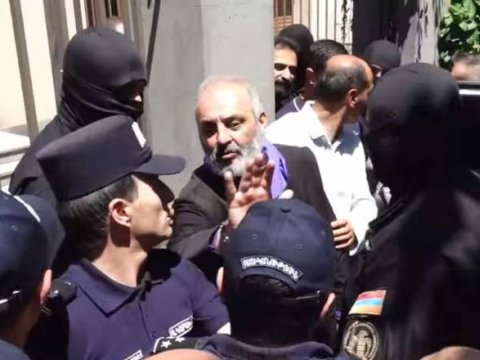 Çevrilişə cəhd edən erməni keşiş SAXLANILDI