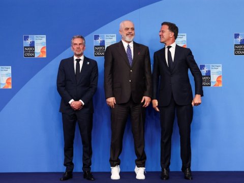 Baş nazir liderlər sammitinə idman ayaqqabısı ilə qatıldı - FOTO