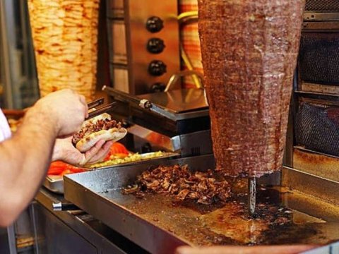 26 nəfərin zəhərləndiyi dönərxana BAĞLANDI