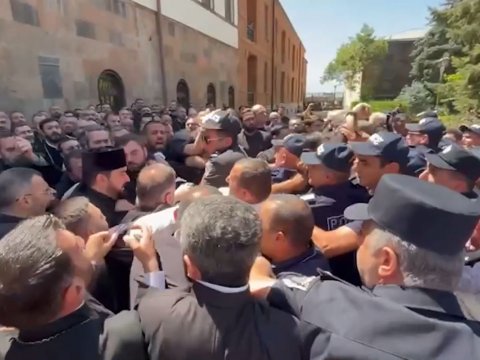 İrəvanda gərginlik: polislər keşişin evinə basqın etdi - VİDEO