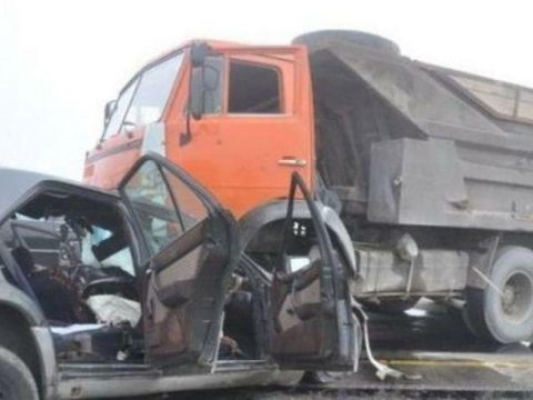 Masallıda minik maşını "KamAZ"la toqquşdu - Ölən və yaralılar var