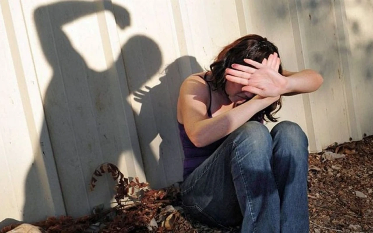 Lerikdə qardaşlar qonşunun arvadını döydülər