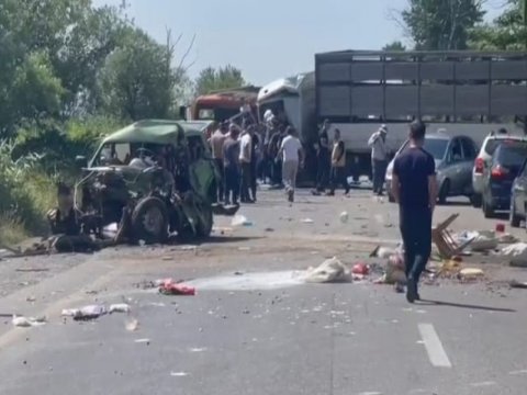 Şabranda iki yük maşını toqquşdu - Sürücü öldü