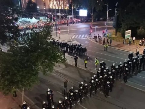 Belqradda etirazlar -&nbsp;48 polis yaralandı