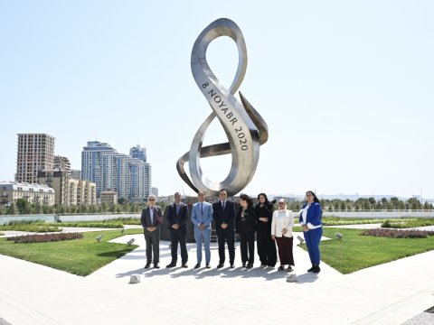 Mərakeşli deputatlar Zəfər parkında - FOTO