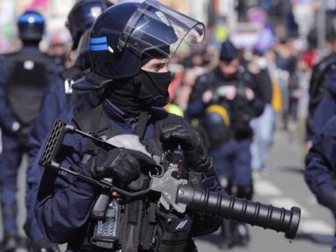 Fransa polisi mülki şəxsləri öldürür