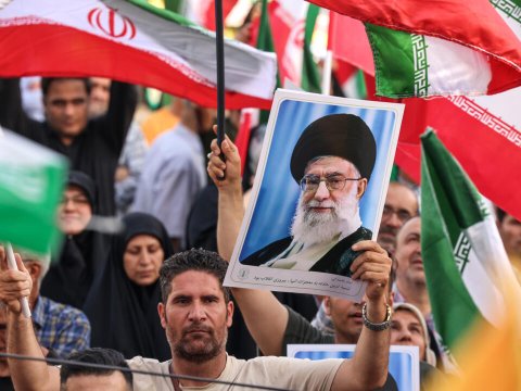 İranda ölənlərin sayı 900-ü keçib