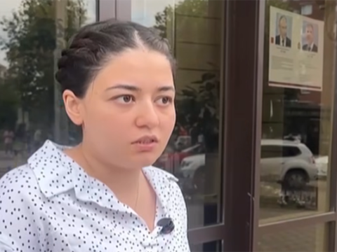 Rusiyada hücum edilən qadın: Mənə təxribatçı suallar verdilər - VİDEO