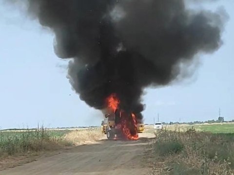 Taxıl biçən kombayn yandı