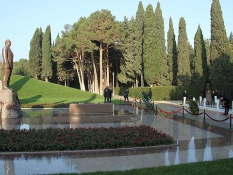 Özbəkistan Prezidenti Heydər Əliyevin məzarını ziyarət edib