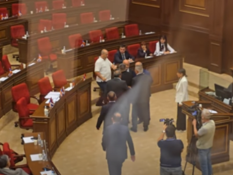 Ermənistan parlamentində dava düşdü