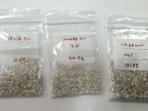 Dubaydan gələn sərnişində 548 karat brilyant aşkarlandı&nbsp;- FOTOLAR