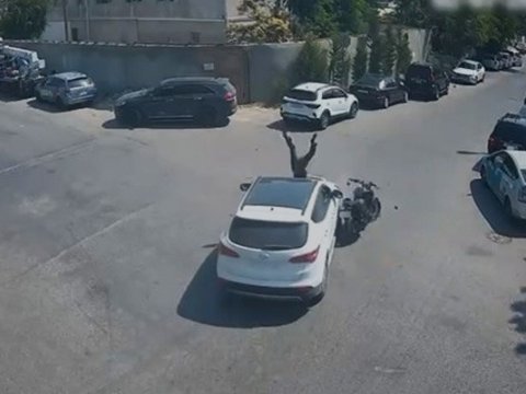 Motosikletçiyə yol vermədi, qəzaya səbəb oldu&nbsp;- VİDEO