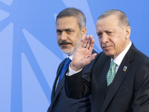 Özü getmir, Fidanı göndərir