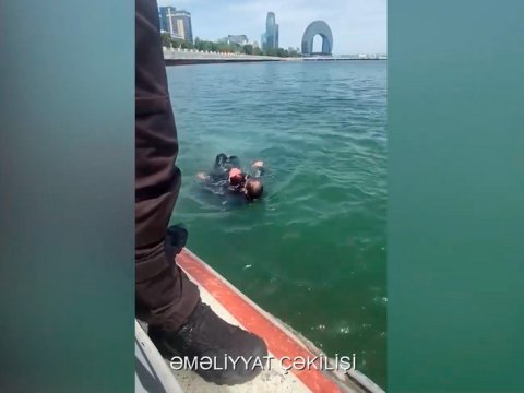 Bulvarda dənizə düşən qadın xilas edildi - VİDEO