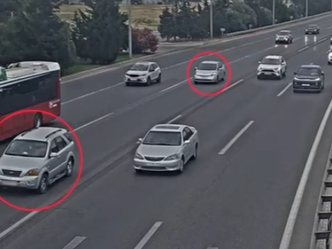 Yolunun ortasında dayandı, qəzaya səbəb oldu - VİDEO