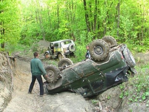 Kəlbəcərdə maşın aşdı - Xəsarət alanlar var