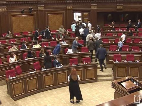 Ermənistan parlamentində dava düşüb