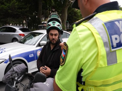 Yol polisi motokuryerlərə nəzarəti gücləndirdi