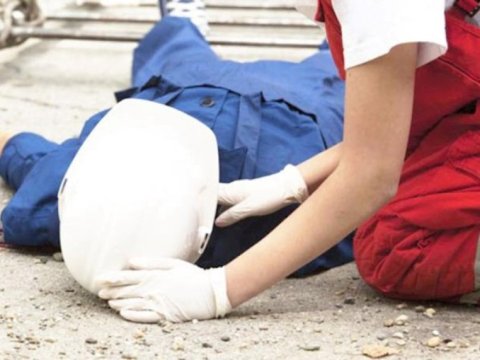 İcra hakimiyyətinin binasından yıxılan usta ÖLDÜ