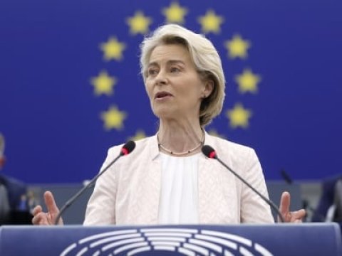 Ursula von der Leyen vəzifəsini qorudu