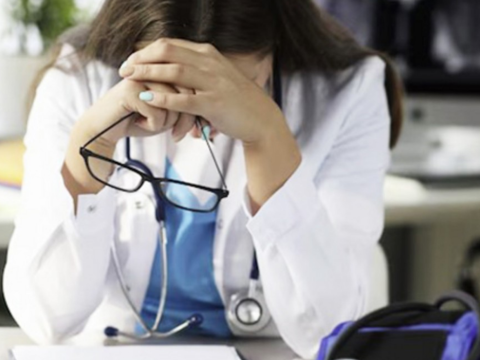 Sertifikasiyadan keçməyən həkimlərin iş yeri və maaşı 6 ay saxlanılacaq