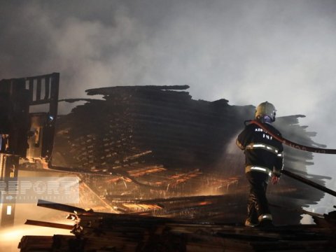 “Taxta bazarı”nda güclü yanğın - Hadisə yerindən GÖRÜNTÜLƏR