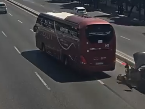 Avtobus avtomobilin sürücüsünü belə vurdu -&nbsp;VİDEO