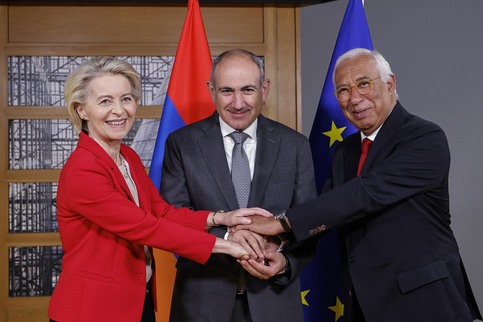 Paşinyan Avropadakı üçtərəfli görüşdən razı qalıb