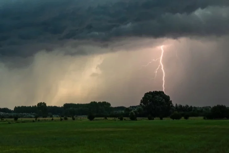 Çimərliyə ildırım düşdü - 3 nəfər öldü