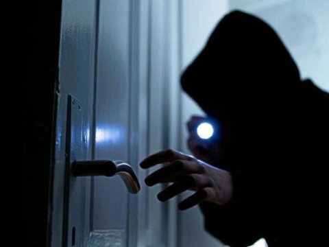 Bakıda evlərdən 30 min dollar, 25 min manat oğurlandı