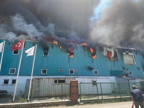 Türkiyədə tibbi avadanlıq istehsal edən fabrik yanır