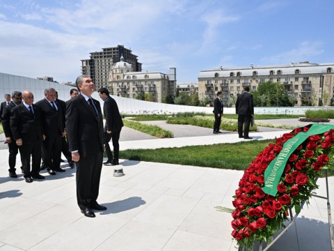 Qurbanqulu Berdiməhəmmədov Zəfər parkında - FOTOLAR
