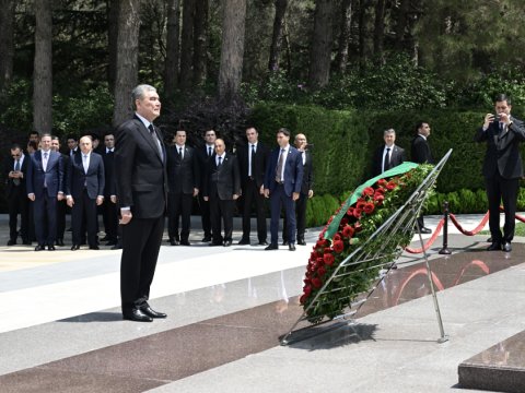 Berdiməhəmmədov Heydər Əliyevin məzarını ziyarət etdi