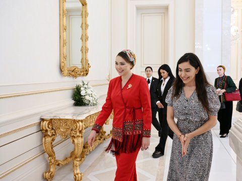 Berdiməhəmmədovun qızı&nbsp;Heydər Əliyev Mərkəzində olub