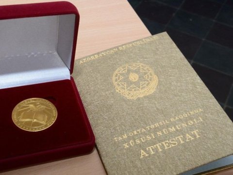 Emin Əmrulllayev 220 məzunu qızıl nişanla təltif etdi