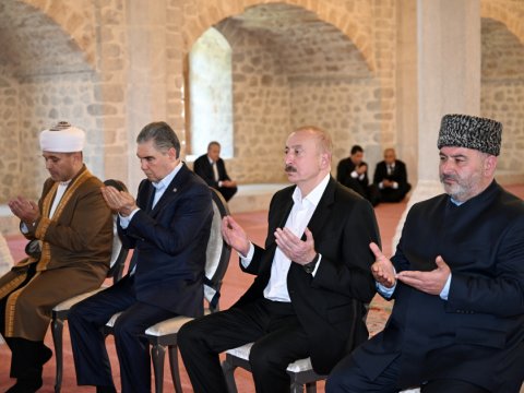 Yuxarı Gövhər Ağa məscidində dua etdilər - FOTOLAR