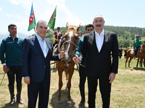 Qurbanqulu Berdiməhəmmədova Qarabağ atı hədiyyə edildi