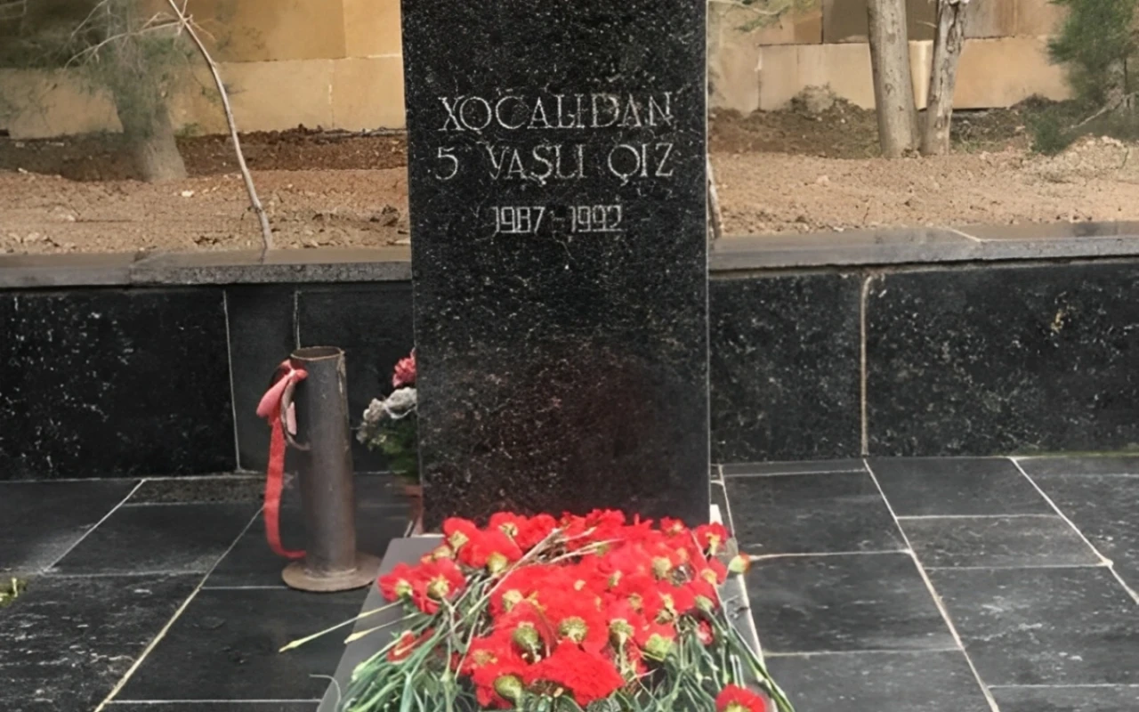 Xocalıda qətlə yetirilən beş yaşlı qızın məzarı açıldı - VİDEO